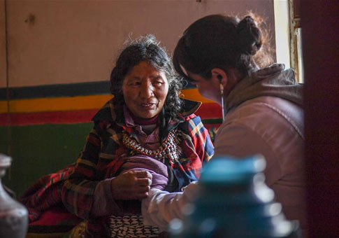 Doctora Zhoima brinda diagnósticos y tratamientos a residentes del Tibet