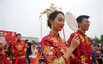 Ceremonia de boda grupal en el Parque Nanhai en Hebei