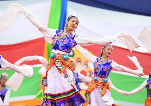 Ceremonia inaugural del Festival de Carreras de Caballos de Gesar en Gansu