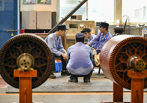 Trabajadores limpian armaduras a pesar del clima sofocante en Chongqing