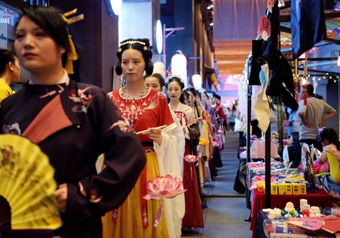 Feria nocturna brinda a turistas oportunidad de experimentar cultura de dinastía Tang