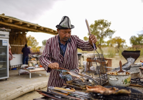 Amudun Abudu insiste en tradición de pesca en Lop Nur, Xinjiang