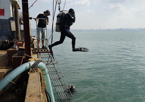 Equipo arqueológico dirigiendo búsqueda submarina en el Mar Amarillo