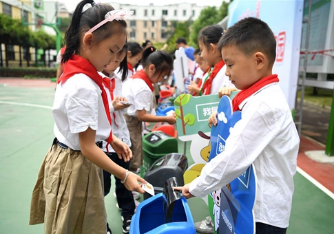 Estudiantes aprenden clasificación de basura en Anhui