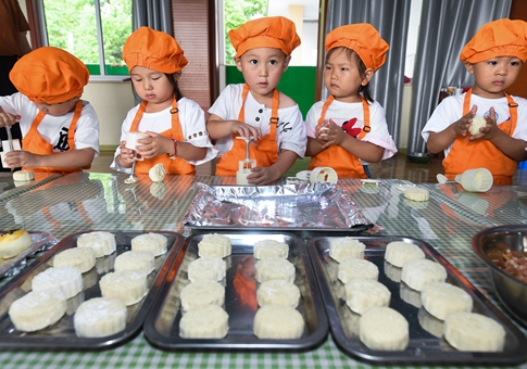 Niños elaboran tartas de luna para próximo Festival de Medio Otoño
