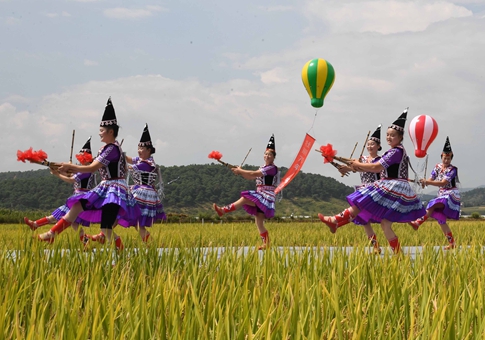 Celebran cosecha en Lugu, Yunnan