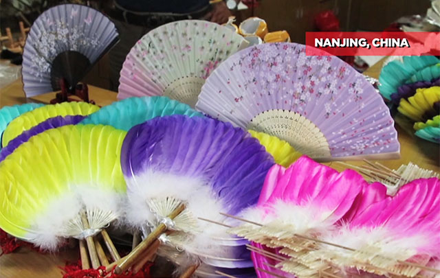 Abanicos artesanales hechos de plumas en Jinling