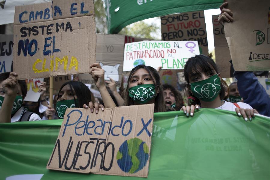 Cientos de personas se movilizan en Buenos Aires por cambio climático