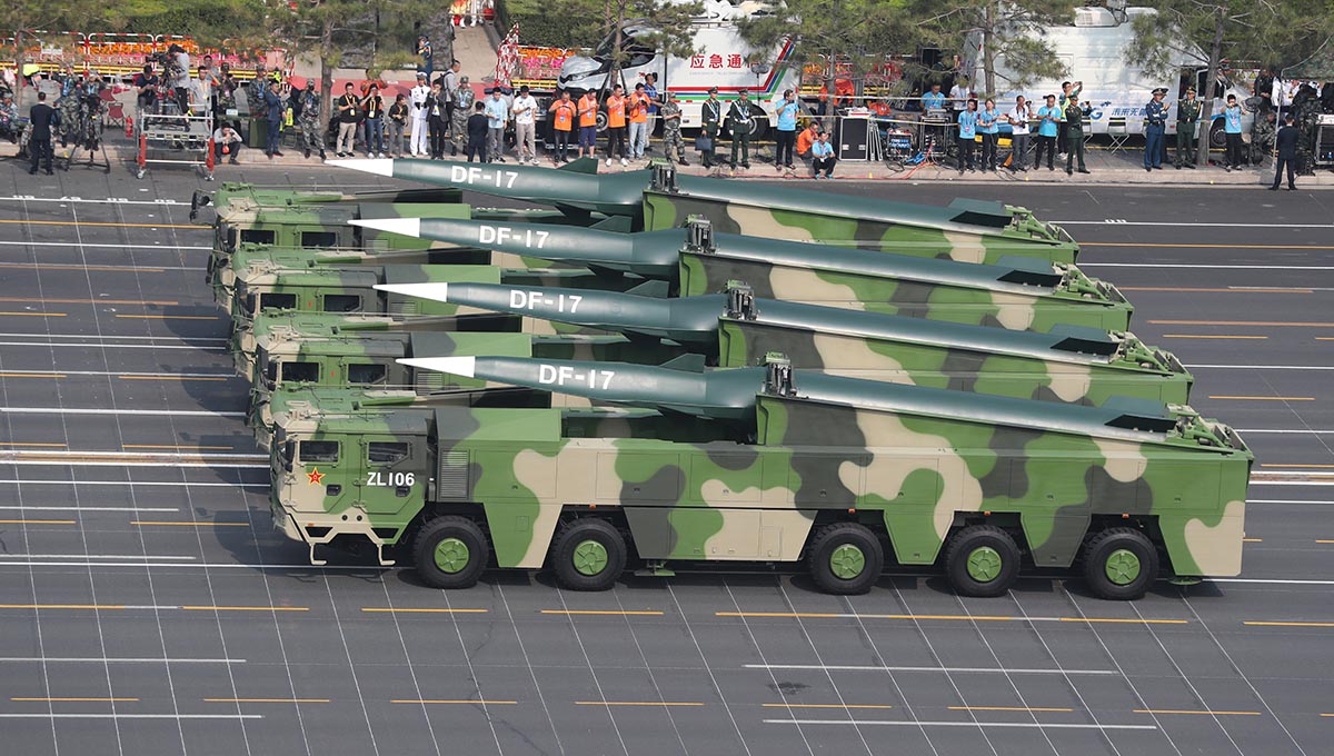 (Día Nacional) China muestra misiles convencionales Dongfeng-17 en desfile militar