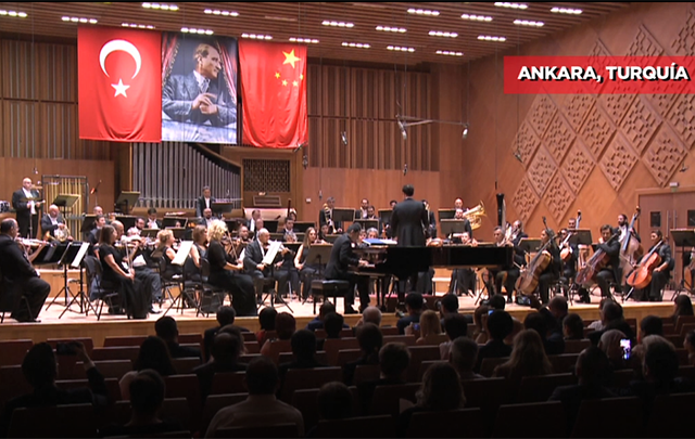 Músicos chinos y turcos ofrecen concierto por el 70° aniversario de la República Popular China