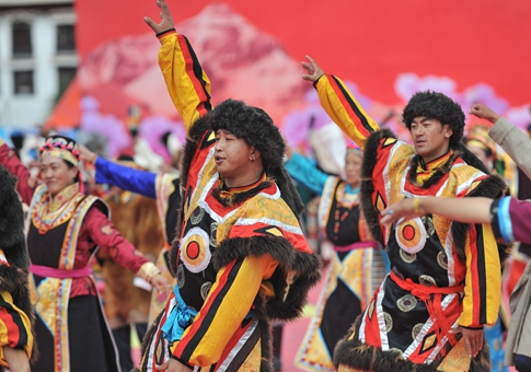 Gala de celebración en plaza del Palacio de Potala, en Lhasa