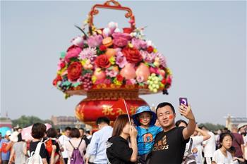 Turistas posan en la Plaza de Tian'anmen