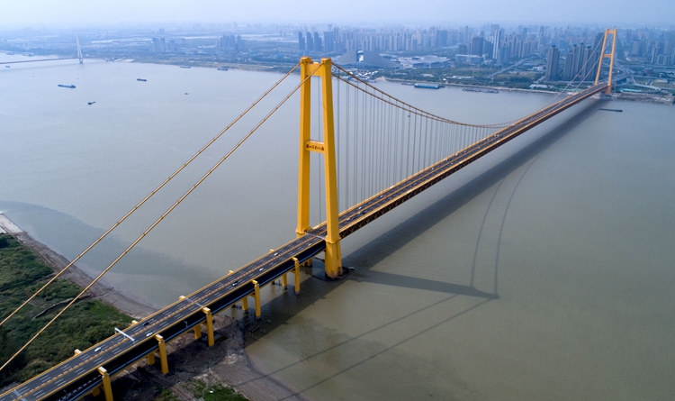 Puente colgante de doble piso más largo del mundo se abre al tráfico