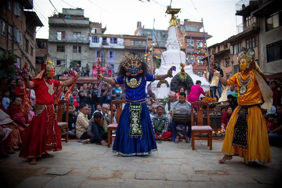 Bailarines enmascarados realizan danza Devi Nach en Nepal