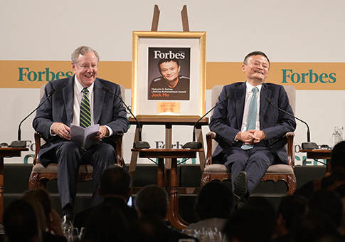 Jack Ma asiste a Conferencia Global de Directores Generales de Forbes en Singapur