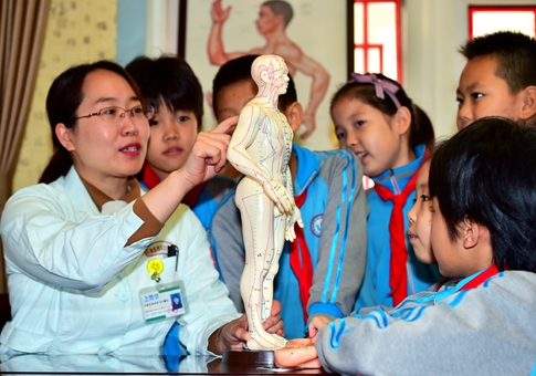 Estudiantes de escuela primaria aprenden Medicina Tradicional China