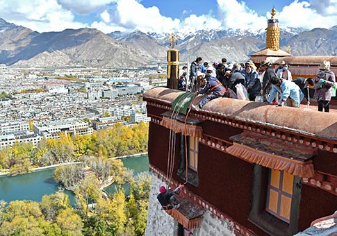 Restauración anual del antiguo complejo arquitectónico en Lhasa, Tíbet