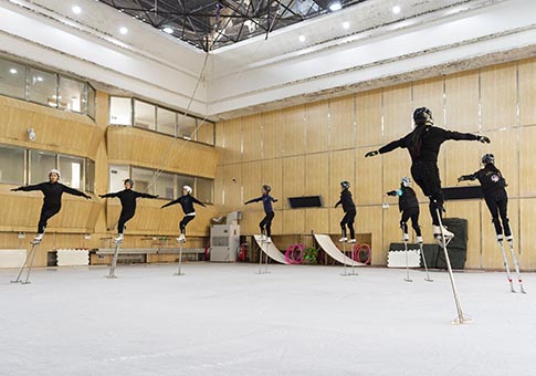 Compañía de Acrobacias de Heilongjiang combina acrobacias con patinaje artístico y magia