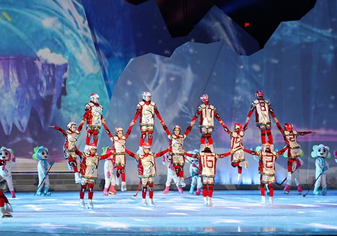 Compañía de Acrobacias de Heilongjiang combina acrobacias con patinaje artístico y magia