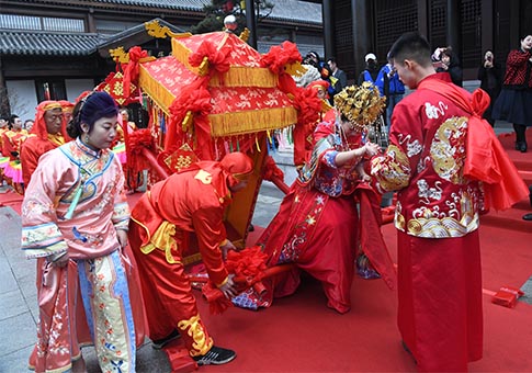 Shandong: Se lleva a cabo una boda grupal tradicional china en Jimo
