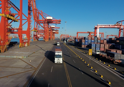 Camiones de contenedores no tripulados en puerto de Tangshan