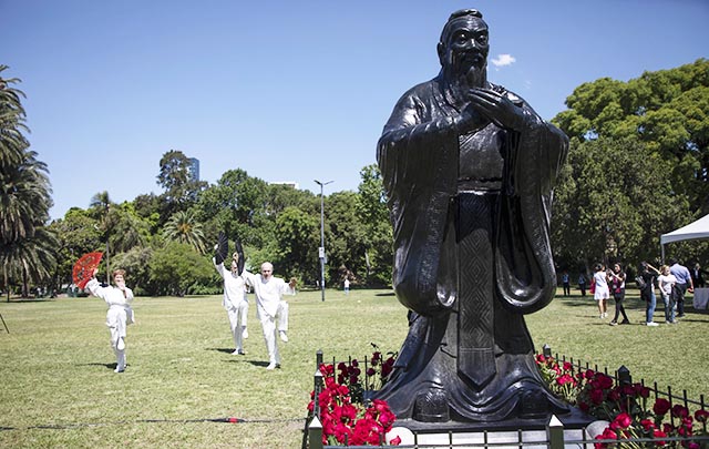 Develan estatua oficial de Confucio en Buenos Aires