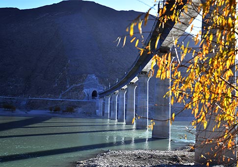 Fue terminada colocación de rieles sobre un puente de 4.615 metros en el río Yarlung Zangbo