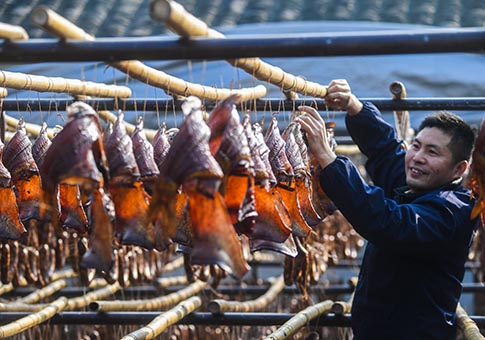 Costumbre de conservar carne en invierno en Anchang, Zhejiang