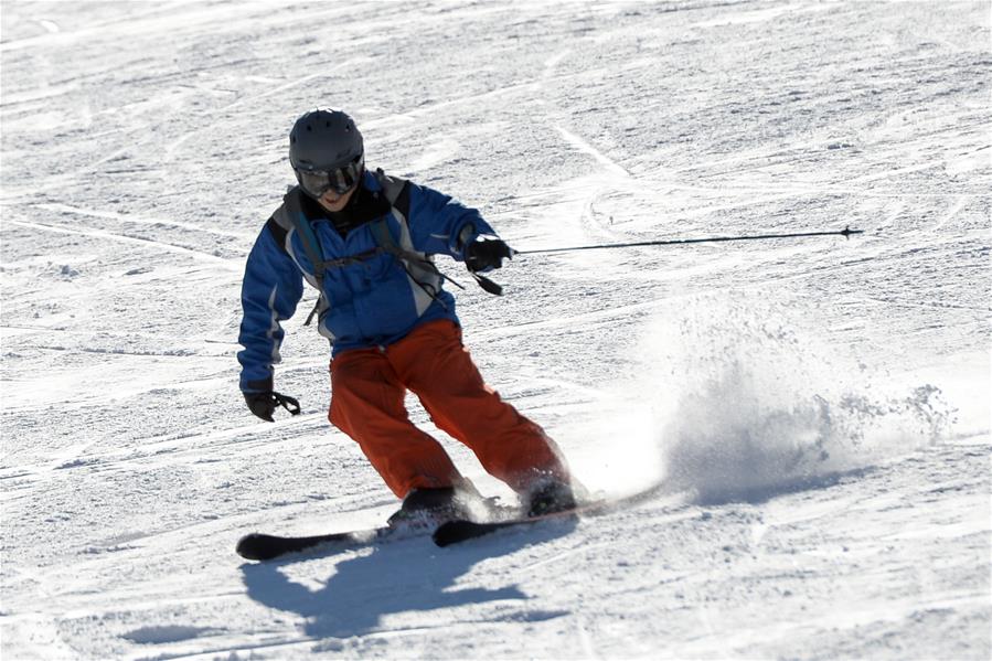 Entusiastas del esquí practican en estación de esquí en Urumqi
