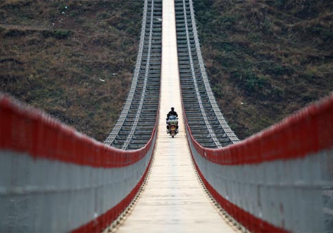 Gobierno local reemplaza teleférico con puente a lo largo del Río Niulan