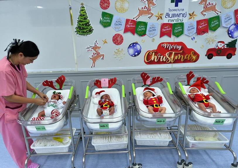 Bebés recién nacidos con disfraces de Santa Claus en Tailandia