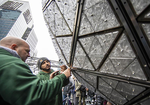 Trabajadores instalan nueva decoración en el techo del edificio Uno de Times Square