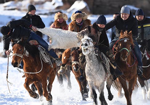 Xinjiang: Segundo festival turístico cultural de Sawur en cría de animales en invierno