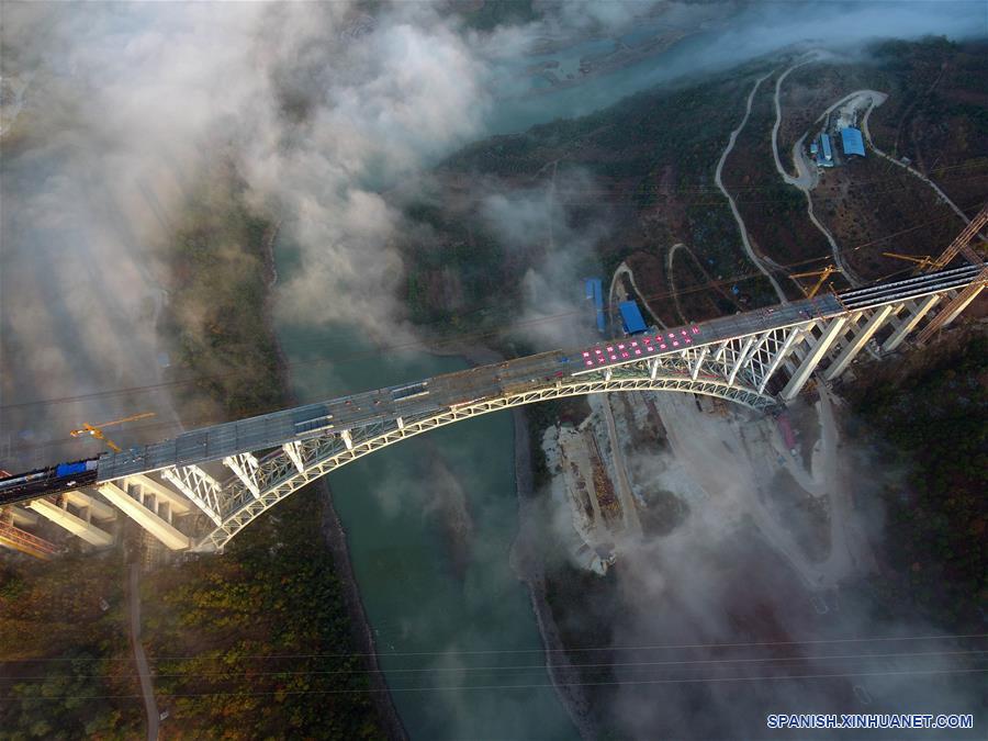 Puente de arco del tren Dali-Ruili sobre el río Nujiang en Yunnan