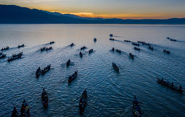 Miles de barcos compiten para pescar en el lago Xingyun en el suroeste de China