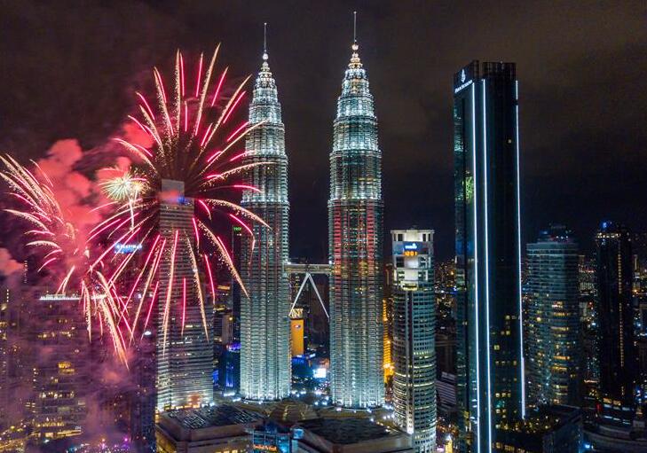 Fuegos artificiales de Año Nuevo estallan en Malasia