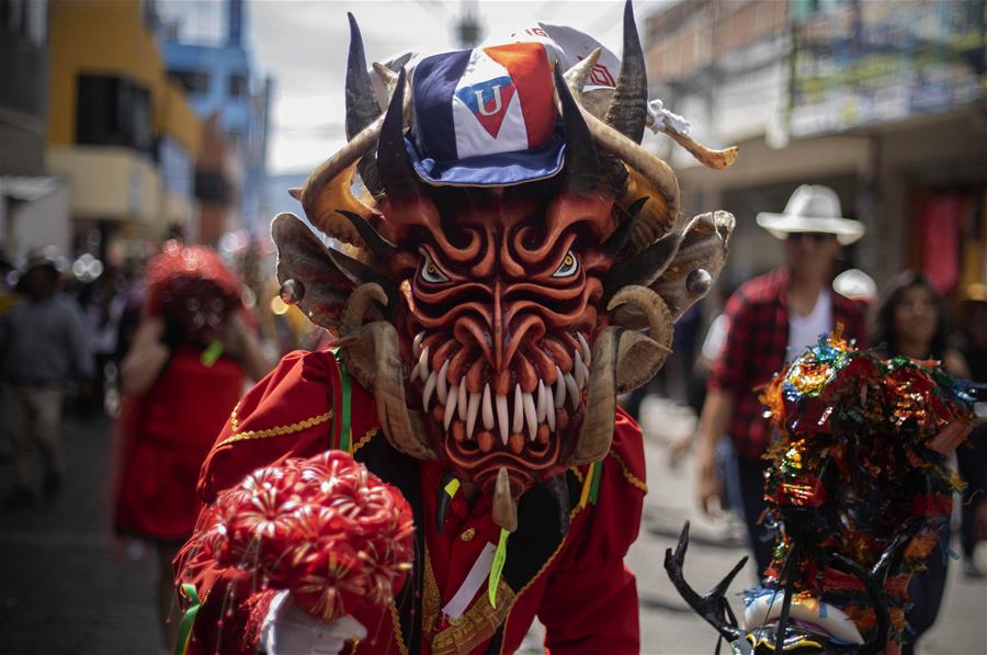 Desfile tradicional "Diablada de Píllaro" en Ecuador