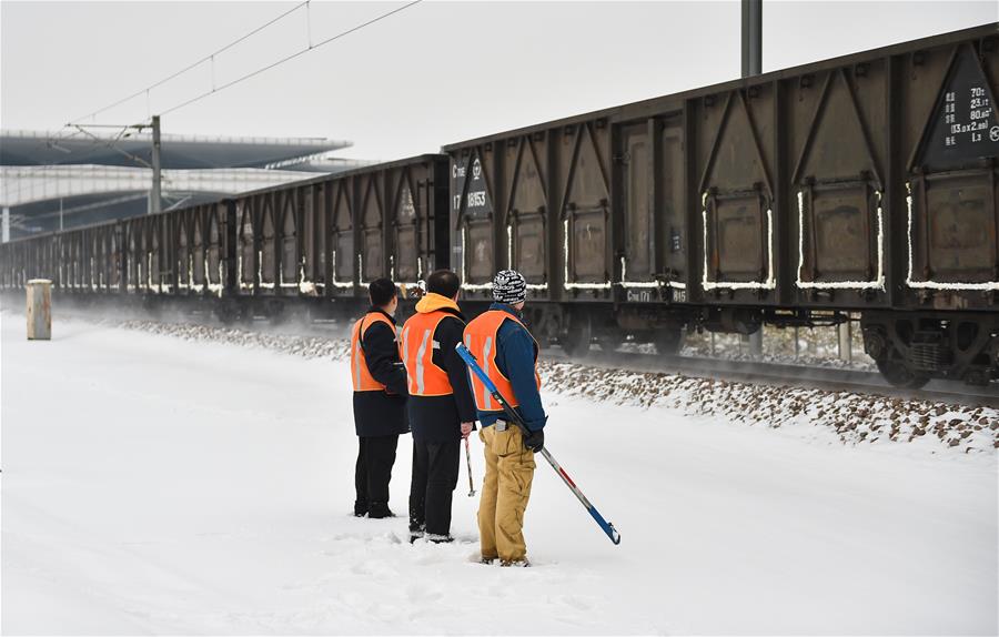 Shanxi: Trabajadores ferroviarios patrullan a lo largo del ferrocarril después de nevada en Taiyuan