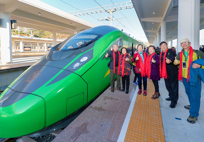 Trenes bala comienzan a circular en la línea ferroviaria de alta velocidad entre Panzhihua y Kunming
