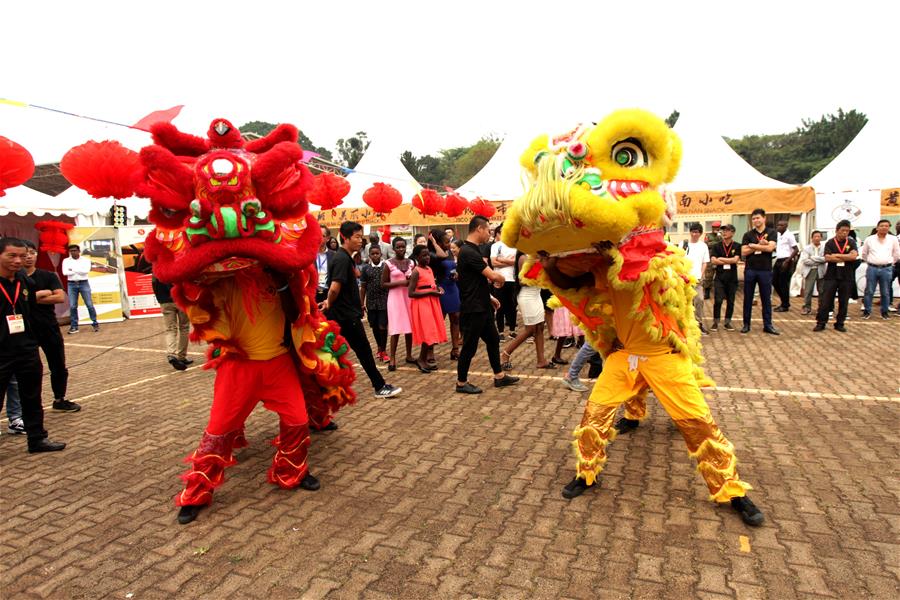 Feria de costumbres chinas en Uganda