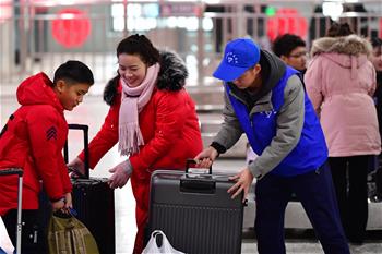 Servicio especial voluntario "Auxiliar de Viaje" en la Estación de Trenes de Lanzhou