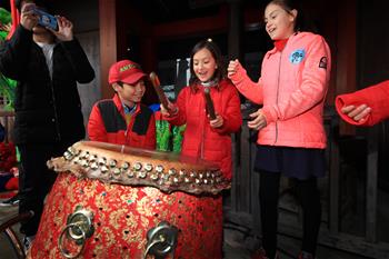 Actividad con las costumbres del Año Nuevo Lunar chino en Zhejiang