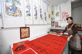 Venta de pinturas de año nuevo en madera entra en su temporada alta en Wuqiang