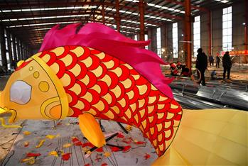 Hubei: Hacen grandes linternas de colores para saludar al próximo Festival de Primavera