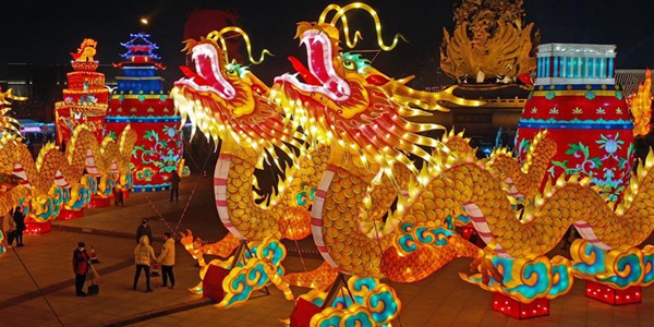 Hebei: Personas visitan espectáculo de linternas para celebrar Festival de Primavera en Tangshan