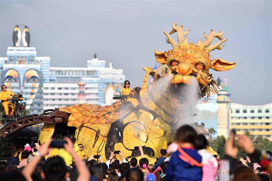 Personas observan al Dragón Caballo Mecánico en Zhuhai