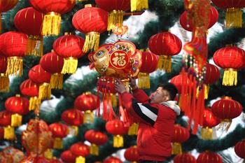 Decoración para dar la bienvenida al próximo Festival de Primavera en Beijing