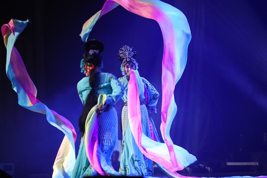 Artistas de Wuhan se presentan durante la gala del Festival de Primavera chino en Lieja, Bélgica