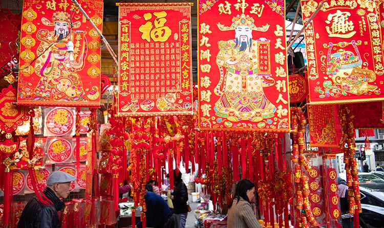 Ciudadanos compran adornos por el próximo Año Nuevo Lunar chino en Macao