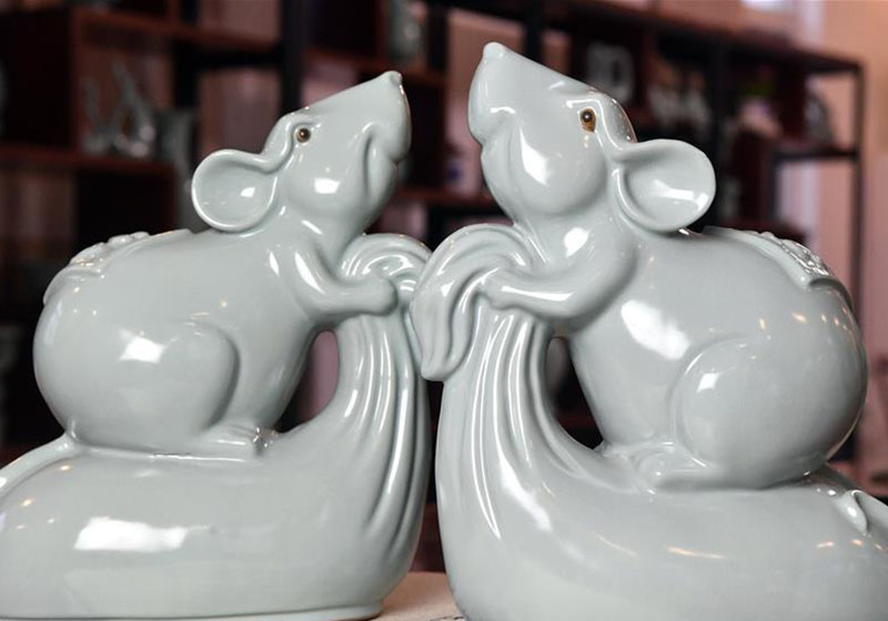 Henan: Artistas crean obras de porcelana con tema del Año de la Rata en distrito Baofeng